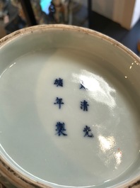 Een paar Chinese famille rose 'draken' vazen, Guangxu merk en periode