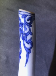 Een ongewone Japanse blauwwitte kan met vogels en bloesems, Arita, Edo, 17e eeuw