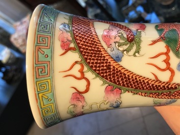 Een paar Chinese famille rose 'draken' vazen, Guangxu merk en periode