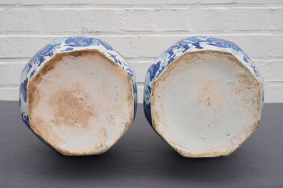 Een paar grote blauwwitte Delftse vazen met chinoiserie decor, eind 17e eeuw