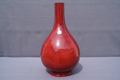Un vase de forme bouteille en porcelaine de Chine sang de boeuf, Qianlong/Jiaqing