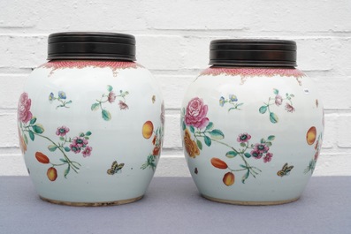 A pair of fine Chinese famille rose export jars with floral design, Qianlong