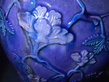 Un grand vase de forme meiping en gr&egrave;s fahua, Chine, Ming