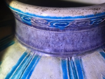 Un grand vase de forme meiping en gr&egrave;s fahua, Chine, Ming