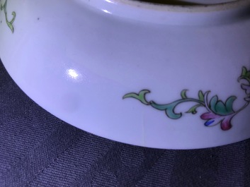 Een paar Chinese famille rose millefleurs borden, Jiaqing merk en periode