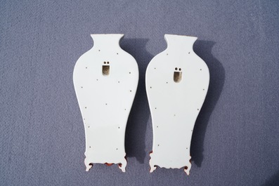 Een paar Chinese wandvaasjes met floraal decor, Qianlong merk, 19/20e eeuw