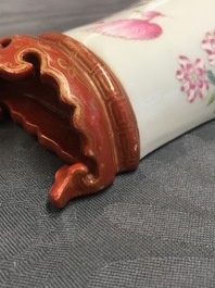 Een paar Chinese wandvaasjes met floraal decor, Qianlong merk, 19/20e eeuw