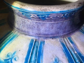 Un grand vase de forme meiping en gr&egrave;s fahua, Chine, Ming
