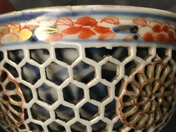 Een Chinese Imari-stijl kom met opengewerkte dubbele wand, Kangxi