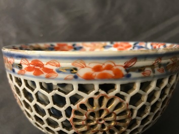 Een Chinese Imari-stijl kom met opengewerkte dubbele wand, Kangxi