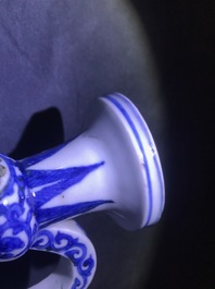 Een ongewone Japanse blauwwitte kan met vogels en bloesems, Arita, Edo, 17e eeuw