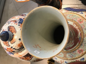 Een paar Chinese famille rose 'draken' vazen, Guangxu merk en periode