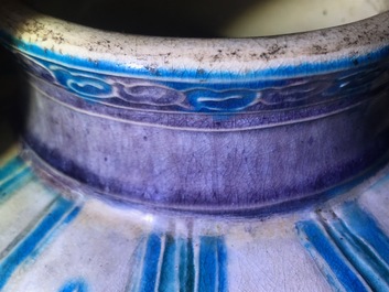 Un grand vase de forme meiping en gr&egrave;s fahua, Chine, Ming