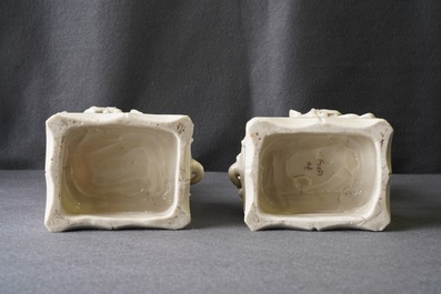 Une paire de grands mod&egrave;les de lions bouddhistes en porcelaine blanc de Chine de Dehua, Kangxi
