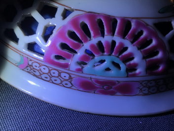Un bel ensemble d'objets &agrave; th&eacute; en porcelaine de Chine famille rose, Yongzheng/Qianlong