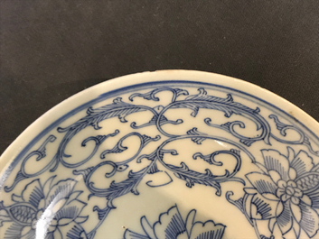 Twee blauwwitte Chinese borden en een kom, Kangxi en 19e eeuw