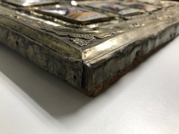 Een groot Russisch verzilverd koperen icoon met porseleinen plaquettes, 19e eeuw