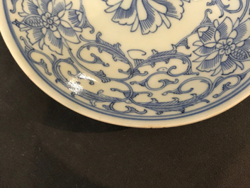 Twee blauwwitte Chinese borden en een kom, Kangxi en 19e eeuw