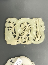 Vier Chinese snijwerken in witte en celadon groene jade, 19/20e eeuw