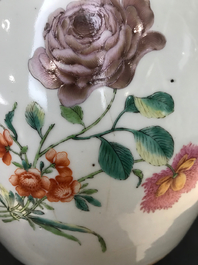 A pair of fine Chinese famille rose export jars with floral design, Qianlong