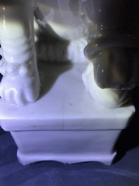 Une paire de grands mod&egrave;les de lions bouddhistes en porcelaine blanc de Chine de Dehua, Kangxi