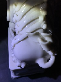 Une paire de grands mod&egrave;les de lions bouddhistes en porcelaine blanc de Chine de Dehua, Kangxi