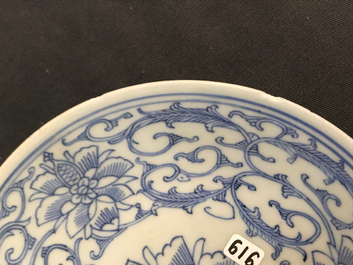 Twee blauwwitte Chinese borden en een kom, Kangxi en 19e eeuw
