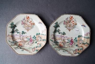 Een paar octagonale Chinese famille rose wapenborden voor de Engelse markt, Qianlong