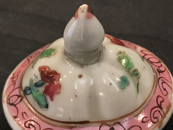 Un bel ensemble d'objets &agrave; th&eacute; en porcelaine de Chine famille rose, Yongzheng/Qianlong