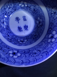 Twee blauwwitte Chinese borden en een kom, Kangxi en 19e eeuw