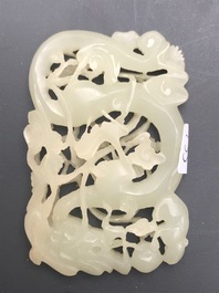 Vier Chinese snijwerken in witte en celadon groene jade, 19/20e eeuw