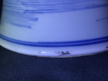 Un vase en porcelaine de Chine bleu et blanc &agrave; d&eacute;cor d'un paysage, Kangxi