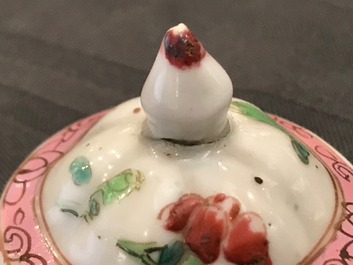Un bel ensemble d'objets &agrave; th&eacute; en porcelaine de Chine famille rose, Yongzheng/Qianlong