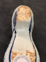 Deux mod&egrave;les de mules en fa&iuml;ence de Delft bleu et blanc, une dat&eacute;e 1708, 18&egrave;me