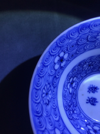 Twee blauwwitte Chinese borden en een kom, Kangxi en 19e eeuw