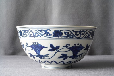 Een keizerlijke Chinese blauwwitte 'palace bowl', Wanli merk en periode
