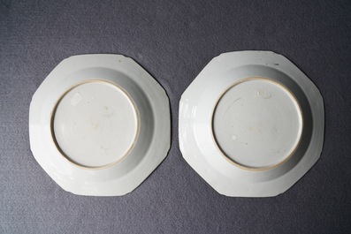 Een paar octagonale Chinese famille rose wapenborden voor de Engelse markt, Qianlong