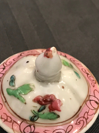 Un bel ensemble d'objets &agrave; th&eacute; en porcelaine de Chine famille rose, Yongzheng/Qianlong