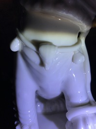 Une paire de grands mod&egrave;les de lions bouddhistes en porcelaine blanc de Chine de Dehua, Kangxi
