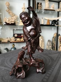 Six figures en bois sculpt&eacute;, Chine, 19/20&egrave;me