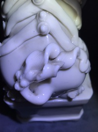 Une paire de grands mod&egrave;les de lions bouddhistes en porcelaine blanc de Chine de Dehua, Kangxi
