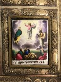 Een groot Russisch verzilverd koperen icoon met porseleinen plaquettes, 19e eeuw