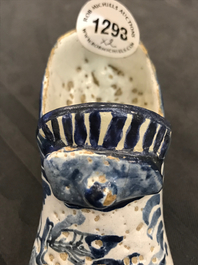 Une paire de mod&egrave;les de chaussures en fa&iuml;ence bleu et blanc de la Frise, Bolsward, 2&egrave;me moiti&eacute; du 18&egrave;me