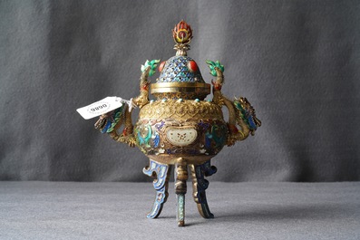 Un br&ucirc;le-parfum couvert en argent dor&eacute; et &eacute;maill&eacute;, incrust&eacute; de jade, Chine, R&eacute;publique, 20&egrave;me