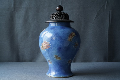 Een Chinese poederblauwe en koperrode 'draken' vaas, Kangxi merk, 19e eeuw