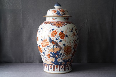 Een grote Chinese Imari-stijl dekselvaas, Kangxi