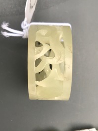 Vier Chinese snijwerken in witte en celadon groene jade, 19/20e eeuw