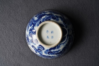 Een Chinese blauwwitte 'Bleu de Hue' kom voor het Vietnamese hof, Thieu Tri merk, 19e eeuw