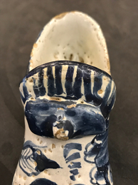 Une paire de mod&egrave;les de chaussures en fa&iuml;ence bleu et blanc de la Frise, Bolsward, 2&egrave;me moiti&eacute; du 18&egrave;me