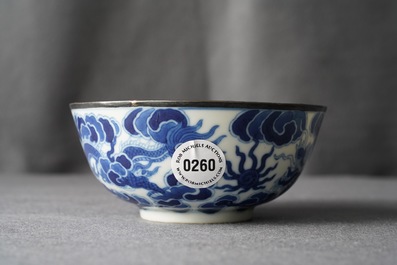 Een Chinese blauwwitte 'Bleu de Hue' kom voor het Vietnamese hof, Thieu Tri merk, 19e eeuw